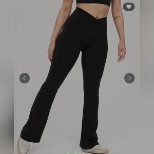 AERIE - REAL ME CROSSOVER HIGH RISE FLARE LEGGINGS (BLACK)